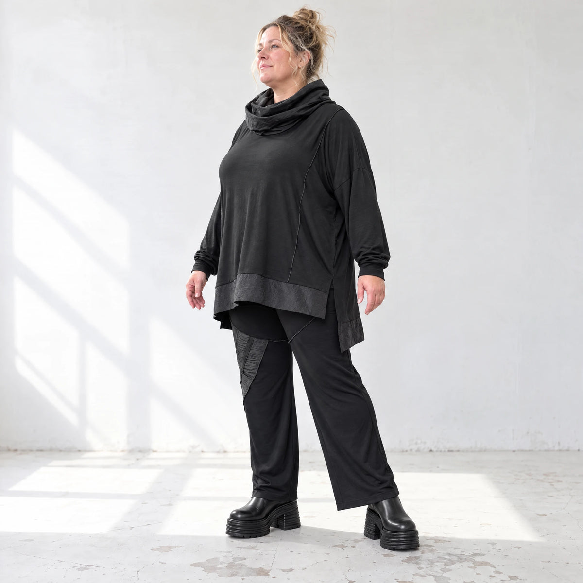 Winterhose aus Stretchjersey mit geradem Bein elastischem Bund und Overlocknahtdetail