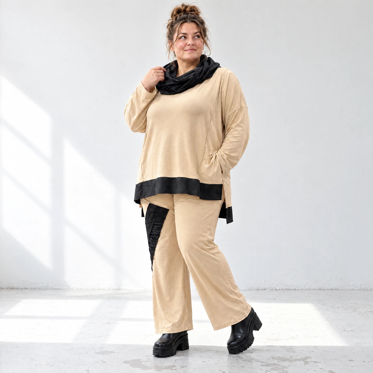 Rollkragenshirt aus Viskosejersey mit Taftdetail asymmetrisch vorne kurz hinten lang