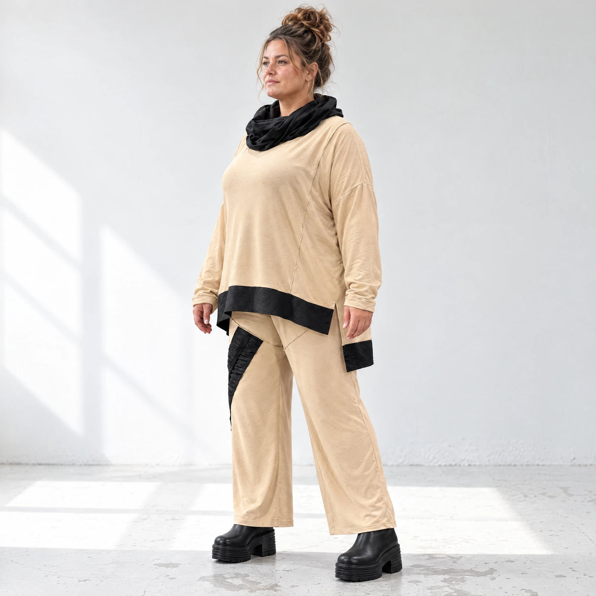 Rollkragenshirt aus Viskosejersey mit Taftdetail asymmetrisch vorne kurz hinten lang