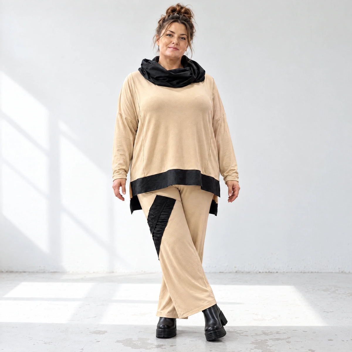 Rollkragenshirt aus Viskosejersey mit Taftdetail asymmetrisch vorne kurz hinten lang