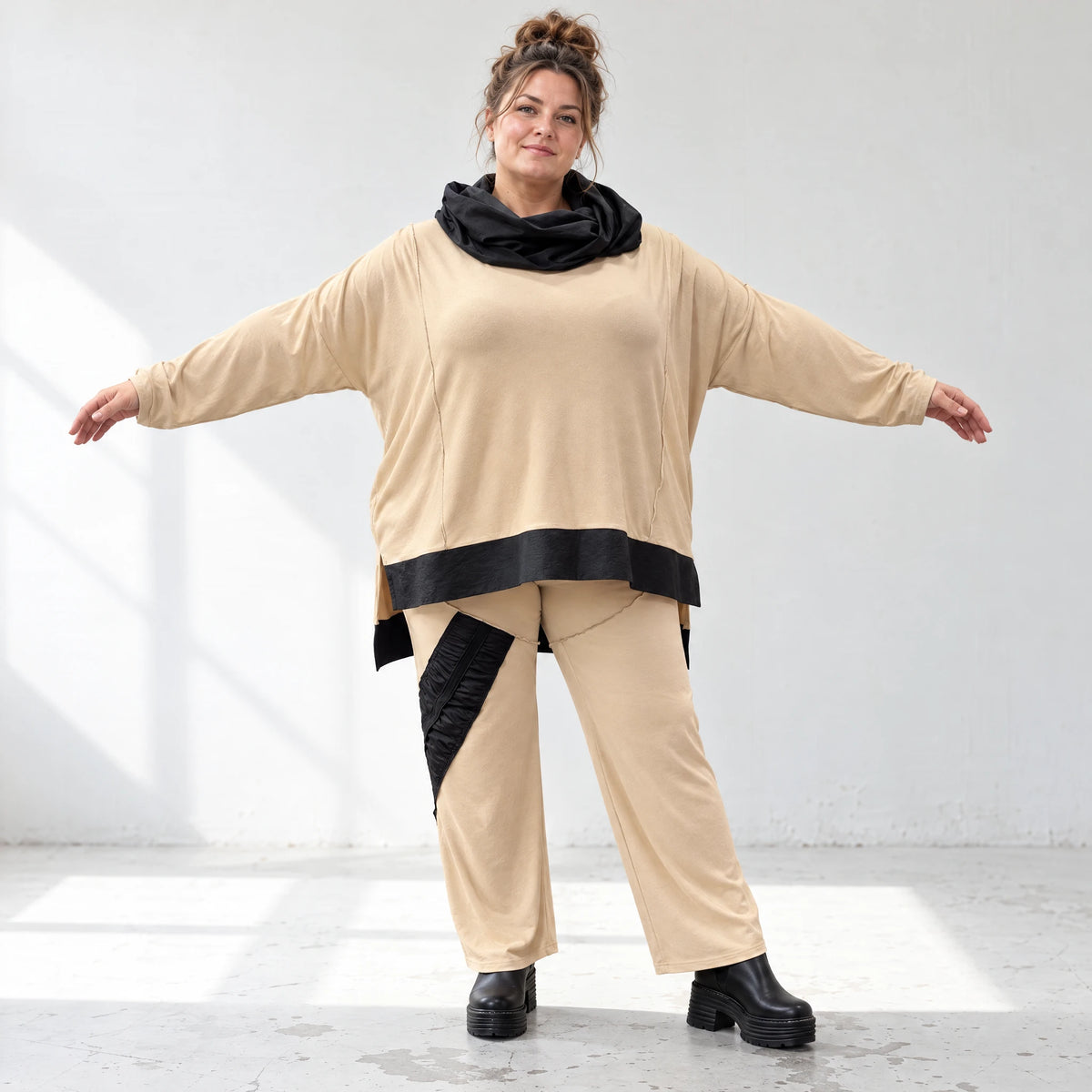 Rollkragenshirt aus Viskosejersey mit Taftdetail asymmetrisch vorne kurz hinten lang
