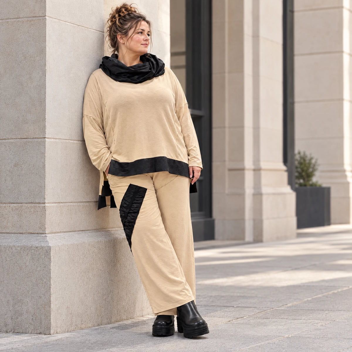 Rollkragenshirt aus Viskosejersey mit Taftdetail asymmetrisch vorne kurz hinten lang