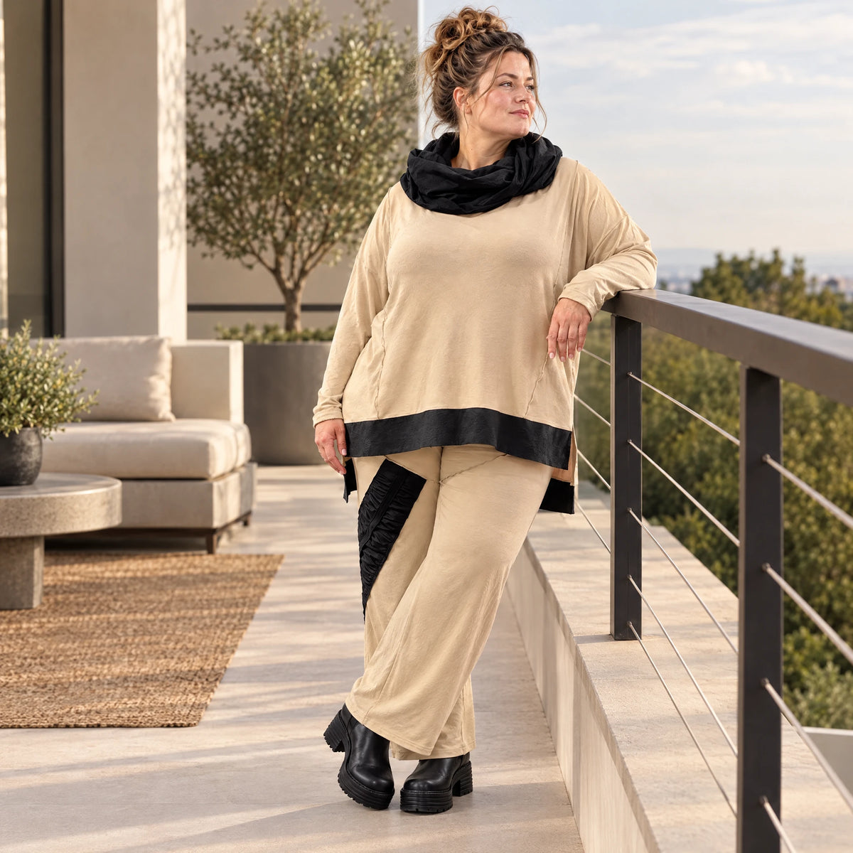 Rollkragenshirt aus Viskosejersey mit Taftdetail asymmetrisch vorne kurz hinten lang