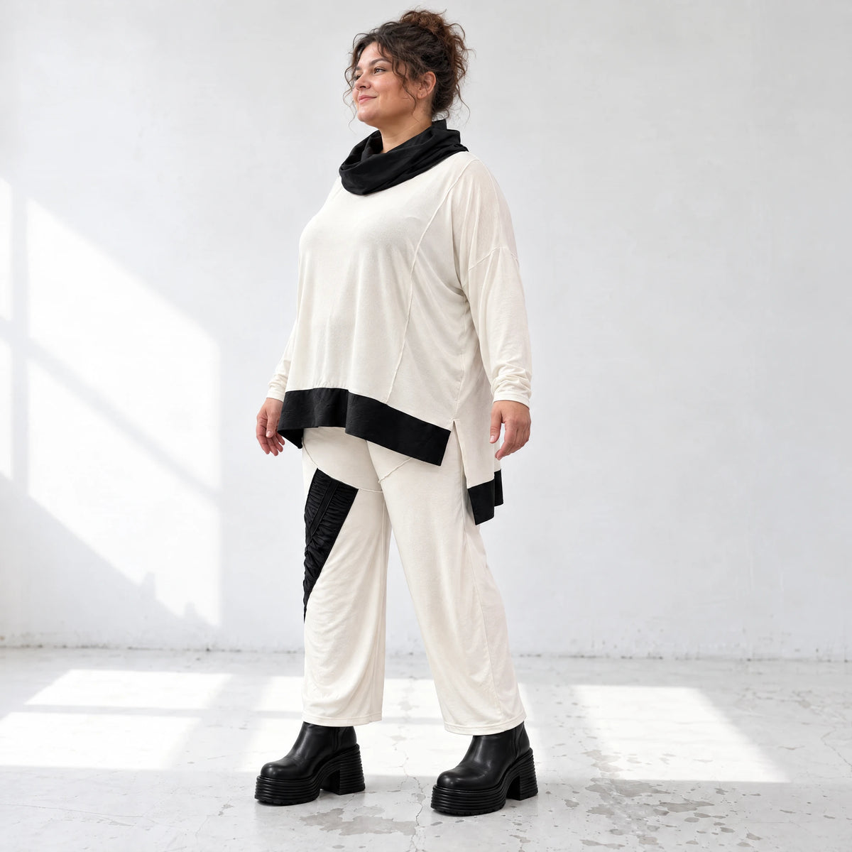 Rollkragenshirt aus fließendem Jersey mit Stretch Vokuhilaform mit seitlichen Schlitzen
