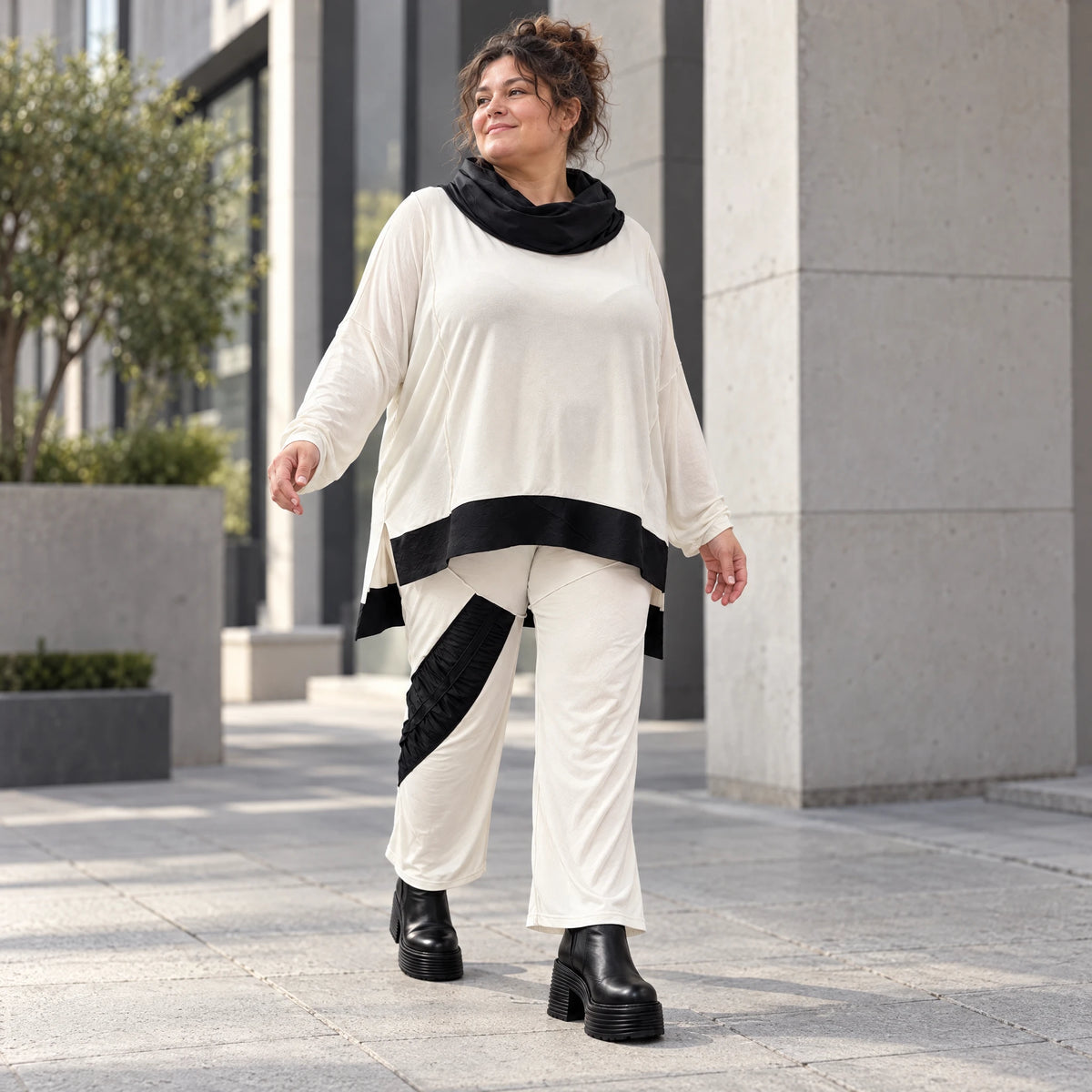 Rollkragenshirt aus fließendem Jersey mit Stretch Vokuhilaform mit seitlichen Schlitzen