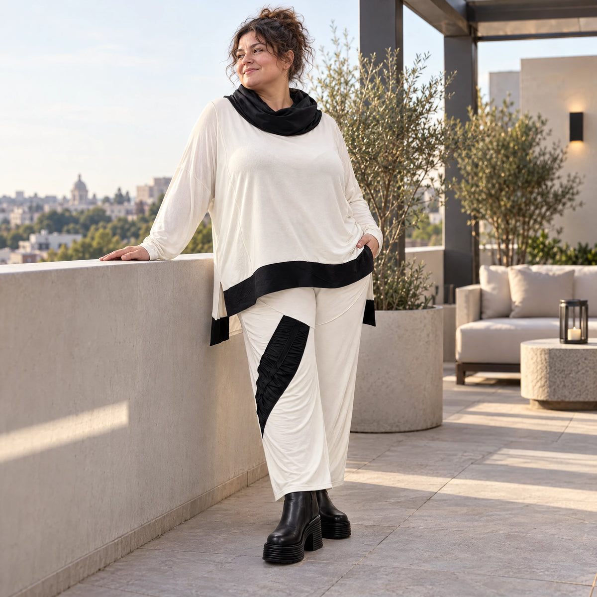 Rollkragenshirt aus fließendem Jersey mit Stretch Vokuhilaform mit seitlichen Schlitzen