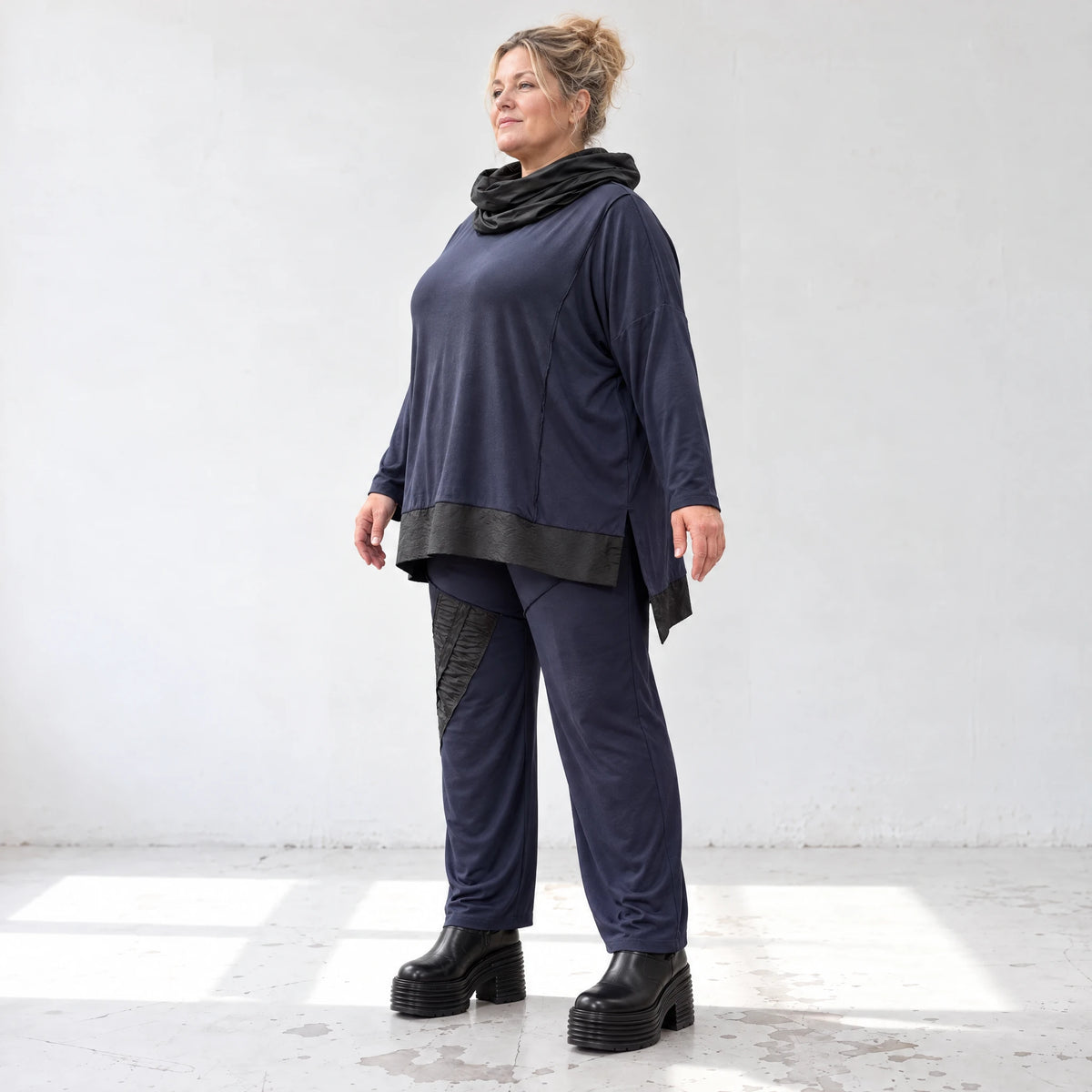 Rollkragenshirt aus Viskosejersey mit Elasthan und Seitenschlitzen hinten länger