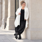 Creme Strickcardigan aus Baumwolle mit Stehkragen Taschen und A-Linie in Glockenform