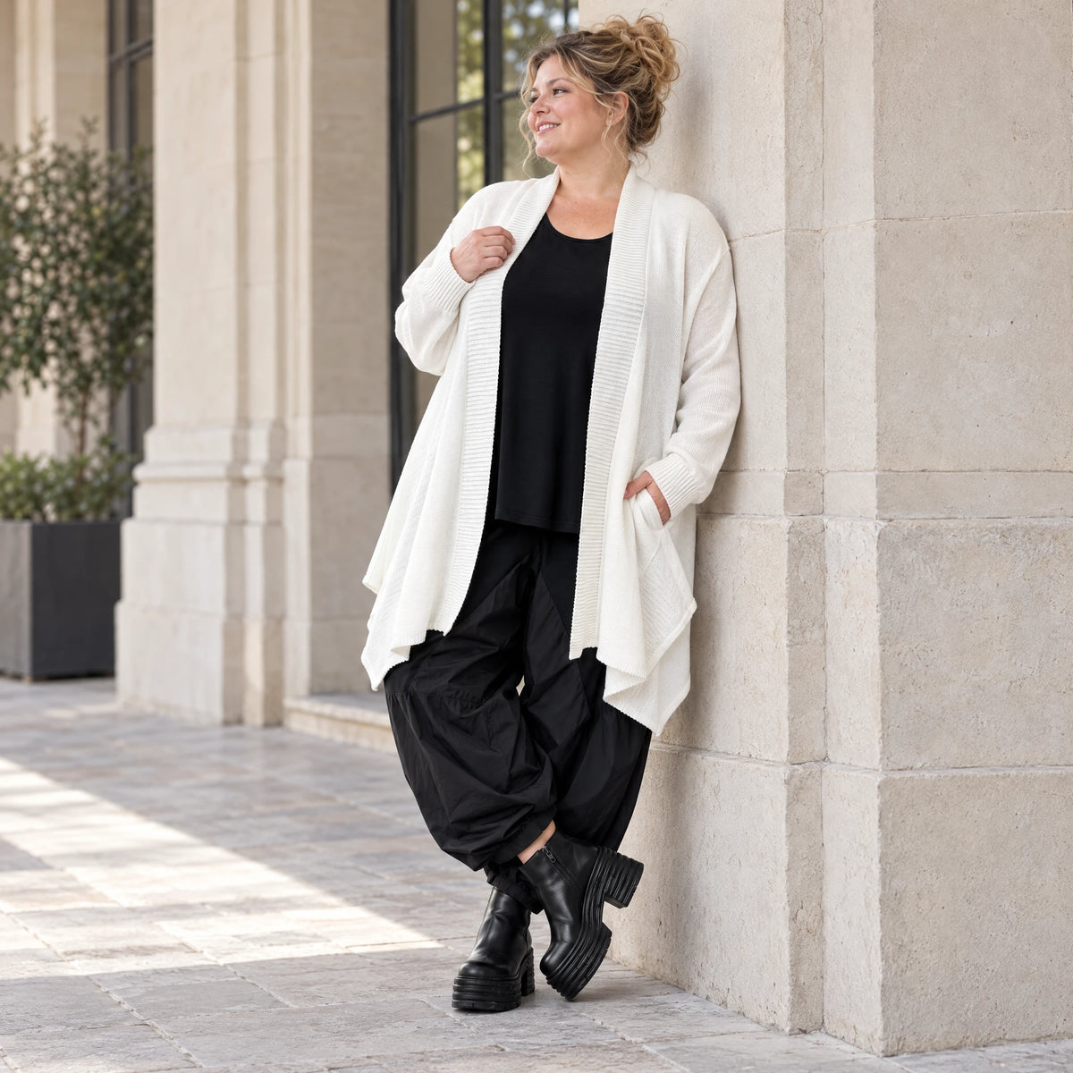 Creme Strickcardigan aus Baumwolle mit Stehkragen Taschen und A-Linie in Glockenform