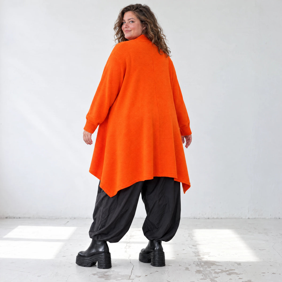 Oranger Baumwollcardigan in A-Linie mit leichter Glockenform aus weichem Feinstrick