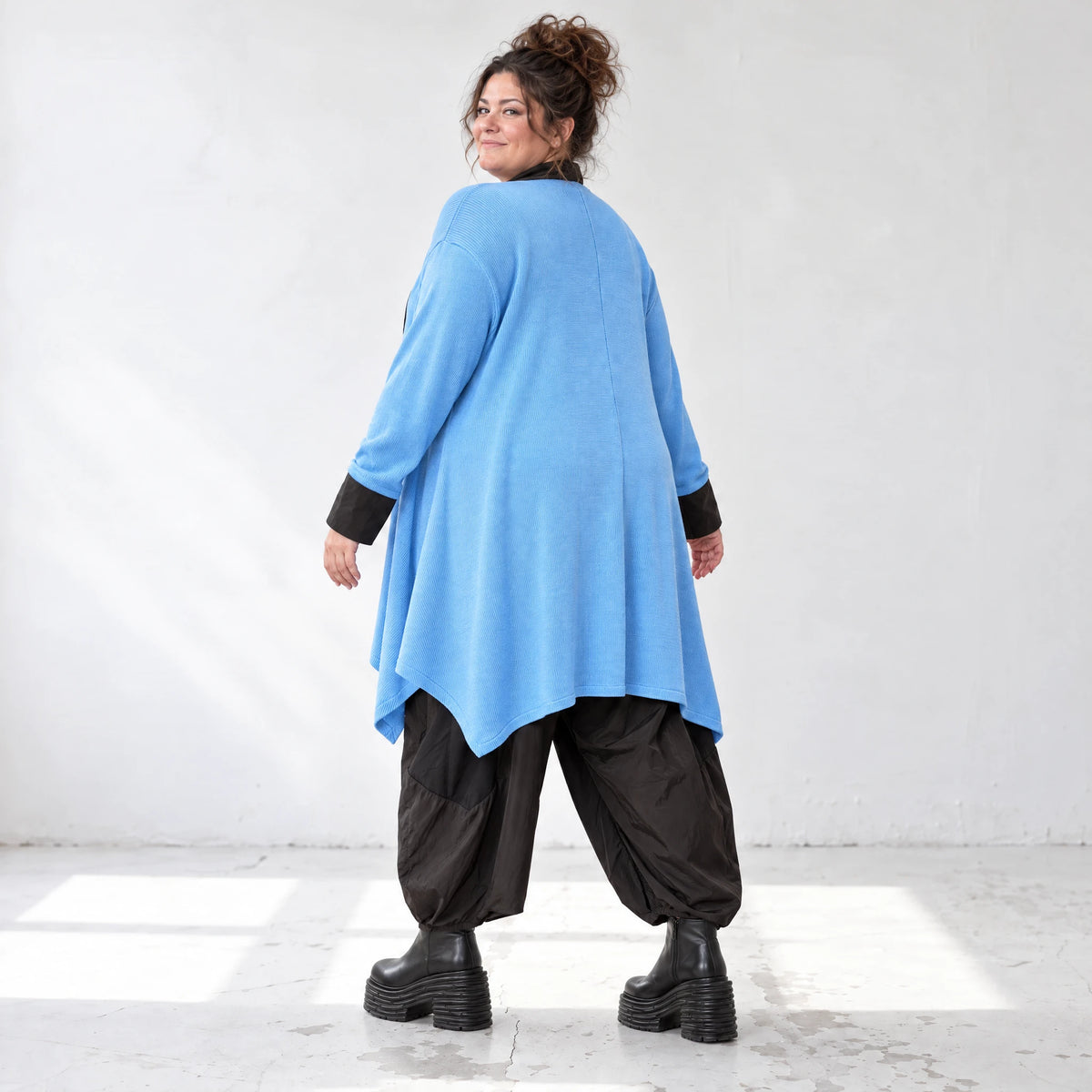 Blauer Baumwollstrick Cardigan in A-Linie mit Memorytaft und leichter Glockenform