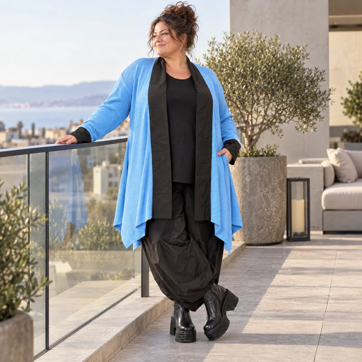 Blauer Baumwollstrick Cardigan in A-Linie mit Memorytaft und leichter Glockenform