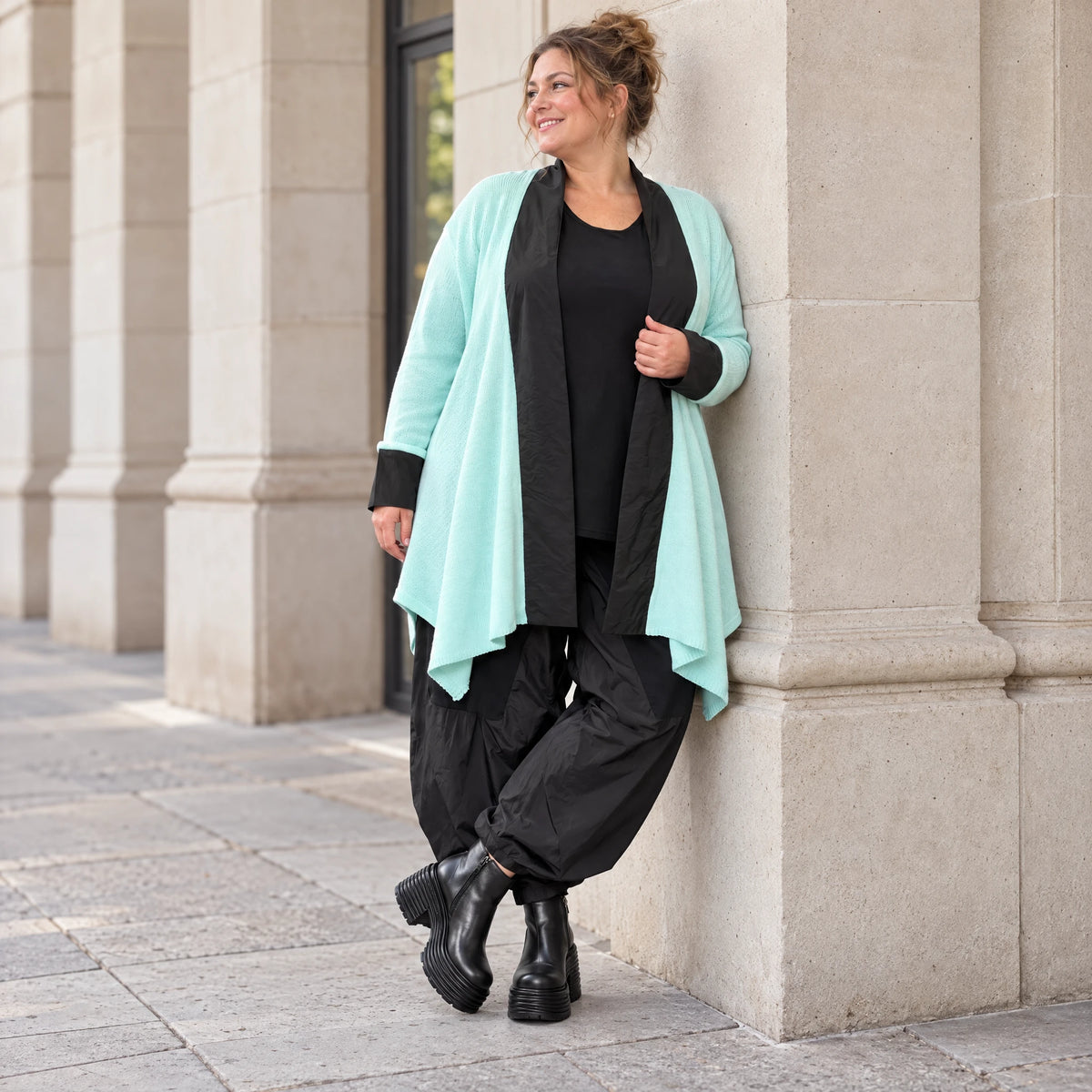 Strickcardigan aus reiner Baumwolle in Glockenform mit Stehkragen und Seitentaschen
