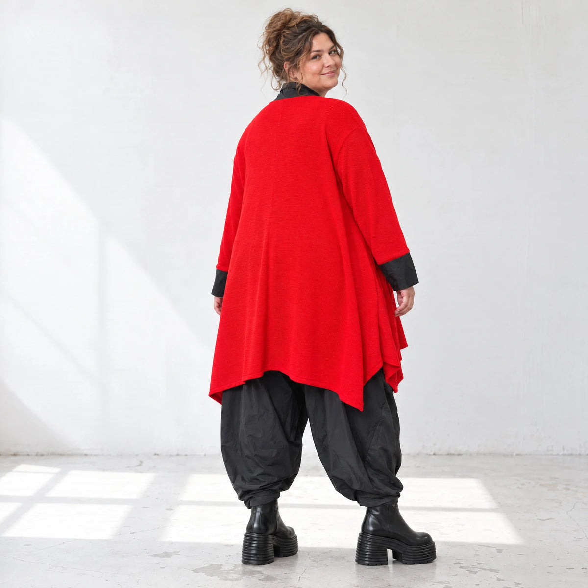 Roter Baumwollcardigan in Glockenform mit Stehkragen ohne Verschluss weich und winterlich