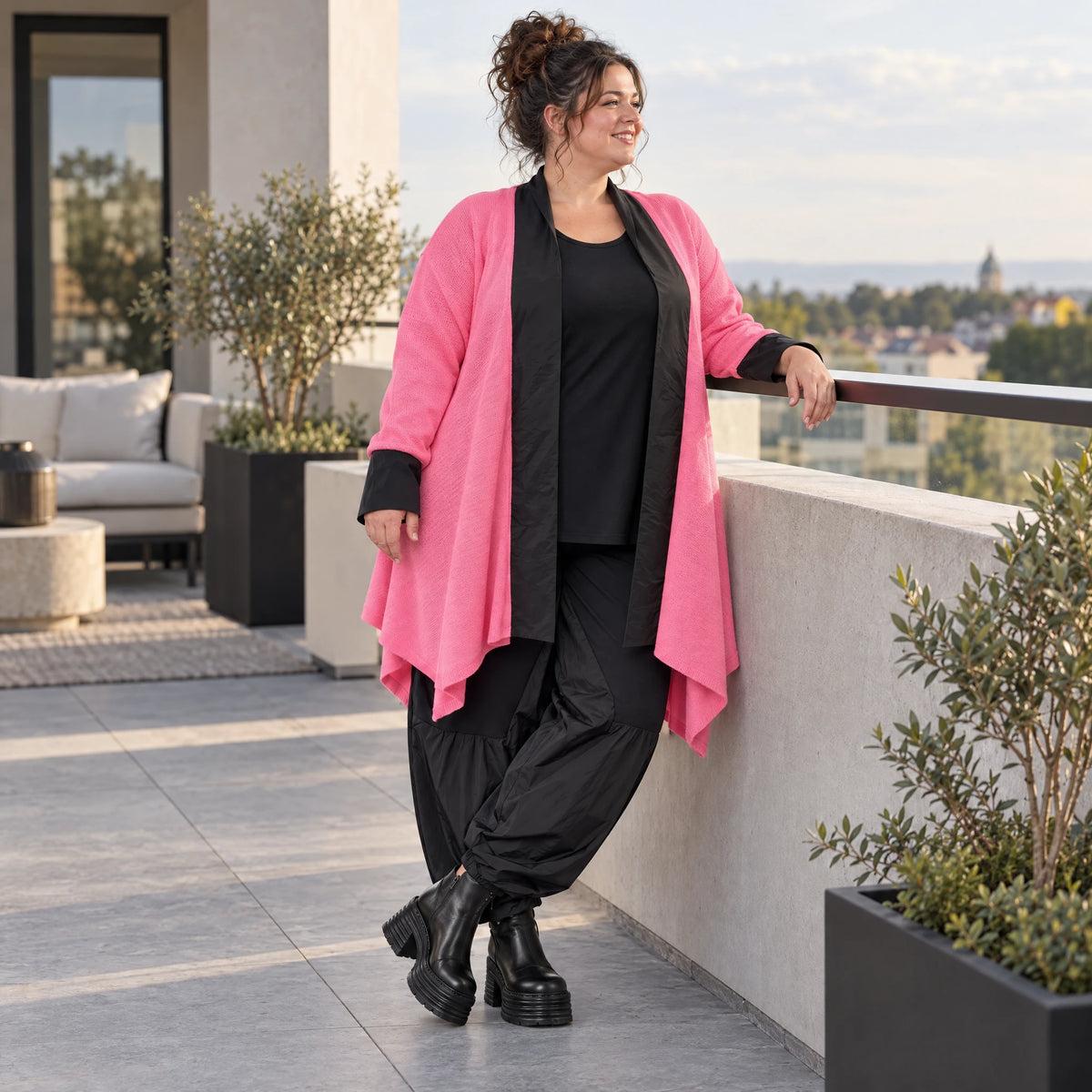 Zartpinker Strickcardigan in A-Linie mit Stehkragen langen Ärmeln und Seitennahttaschen