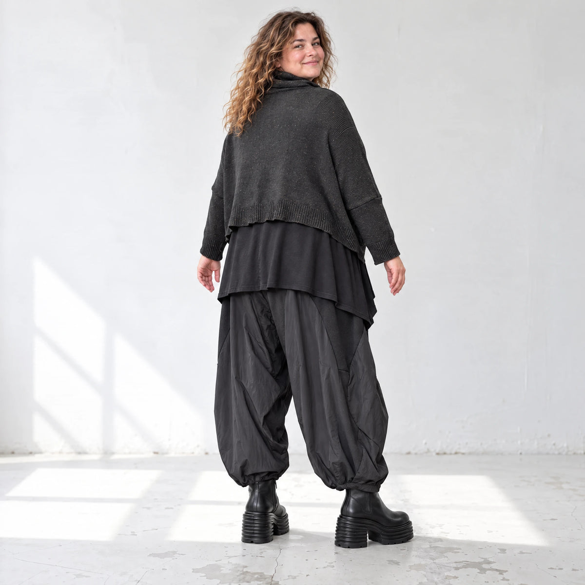 Kuschelig weicher schwarzer Stricküberwurf kastig geschnitten mit seitlichen Schlitzen