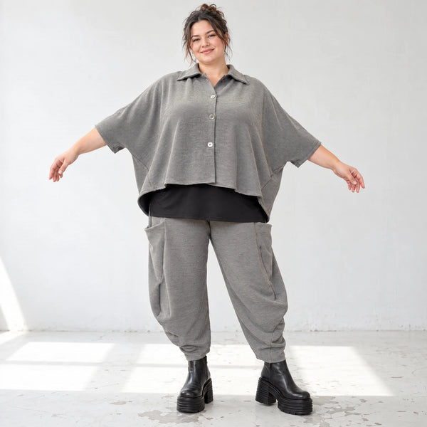 Hemdbluse in Dunkelgrau aus Ribbstoff mit Stretch und Hemdkragen im gerundeten Schnitt