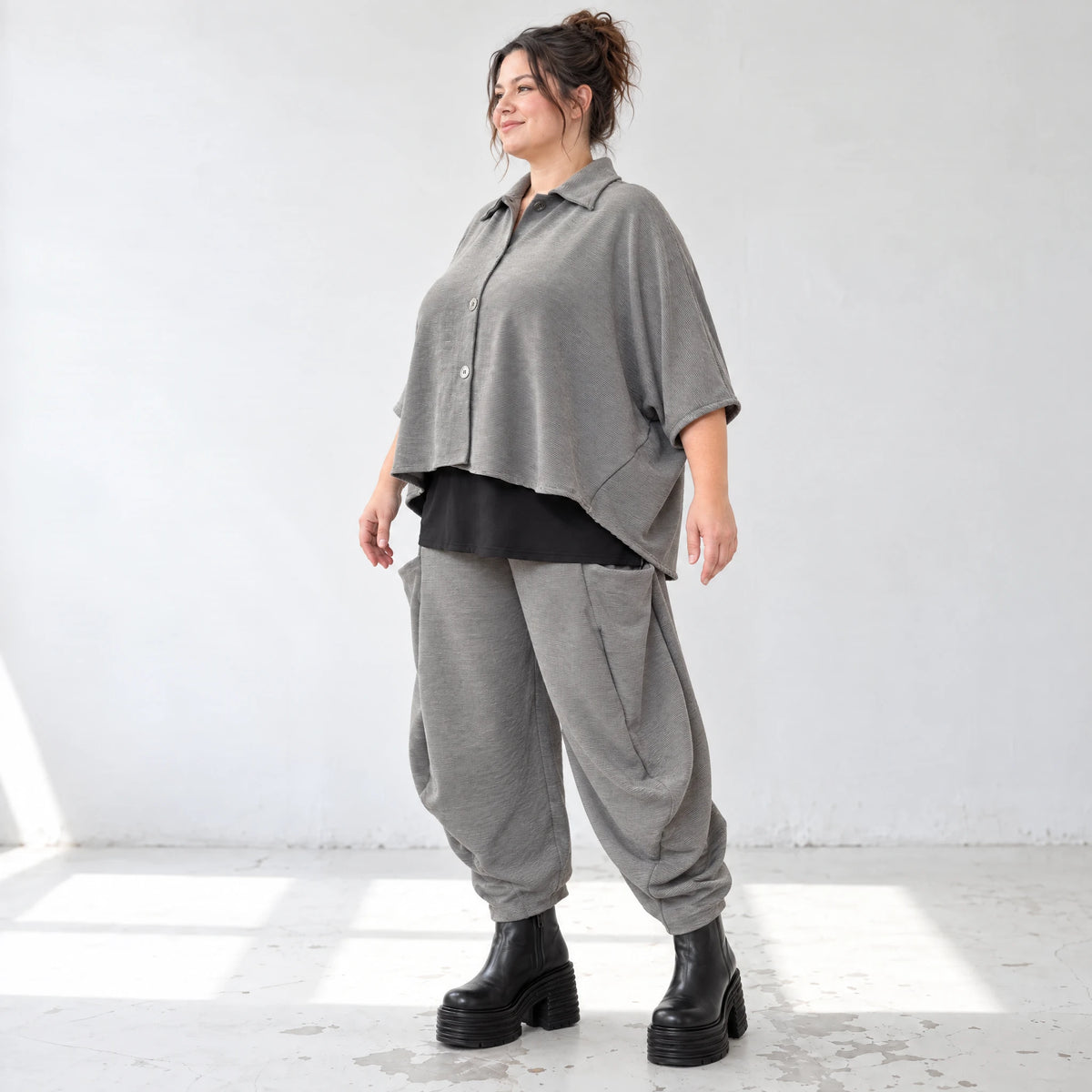 Hemdbluse in Dunkelgrau aus Ribbstoff mit Stretch und Hemdkragen im gerundeten Schnitt