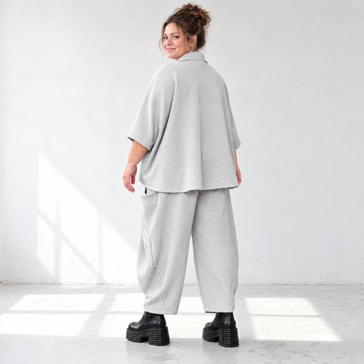 Graue Bluse aus weichem Ribbstoff mit Hemdkragen und gerundetem Saum für kalte Wintertage