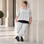 Graue Bluse aus weichem Ribbstoff mit Hemdkragen und gerundetem Saum für kalte Wintertage