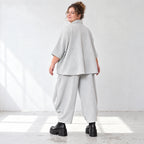 Graue Ballonhose aus weichem Rippmaterial mit elastischem Bund und aufgesetzten Taschen