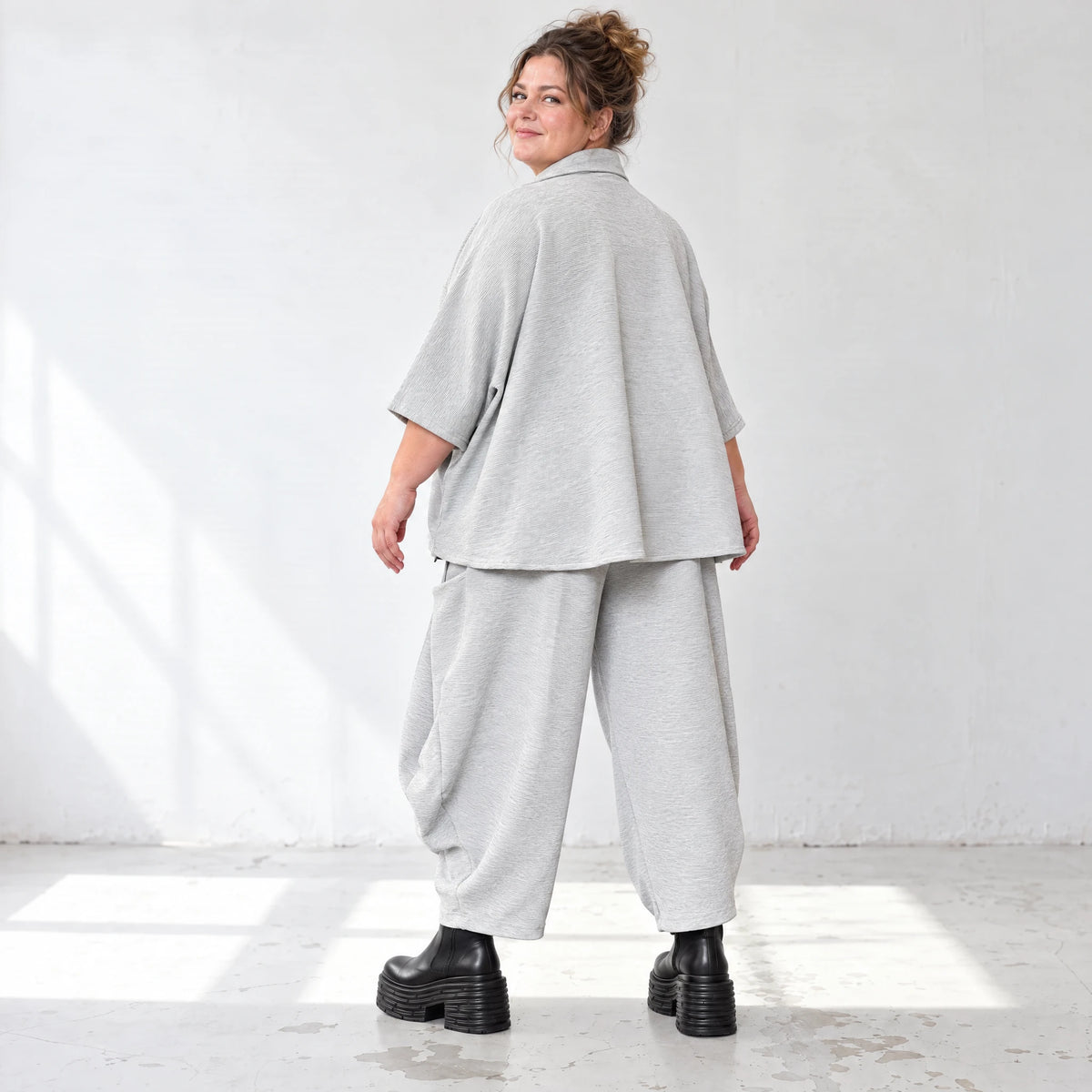 Graue Ballonhose aus weichem Rippmaterial mit elastischem Bund und aufgesetzten Taschen