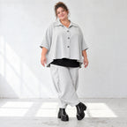 Graue Ballonhose aus weichem Rippmaterial mit elastischem Bund und aufgesetzten Taschen