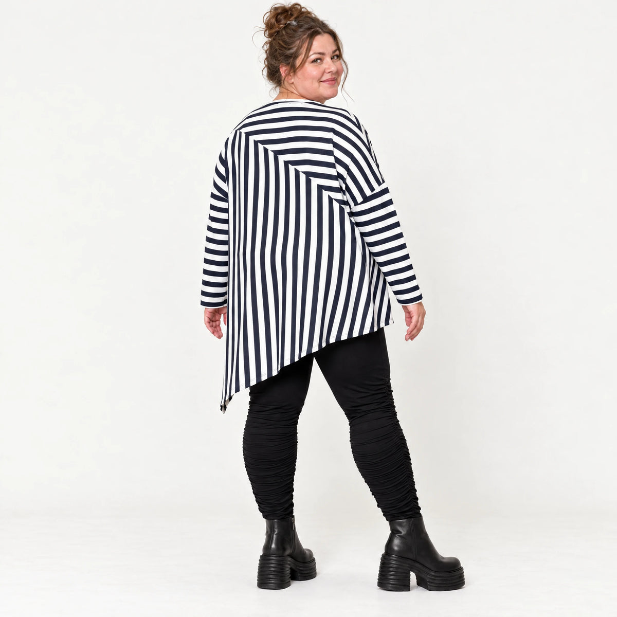 Langarmshirt in Dunkelblau/Weiß aus weichem Stretchjersey mit asymmetrischem Zipfelsaum