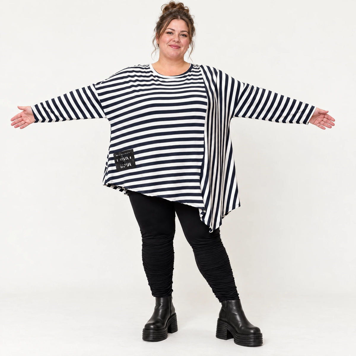 Langarmshirt in Dunkelblau/Weiß aus weichem Stretchjersey mit asymmetrischem Zipfelsaum