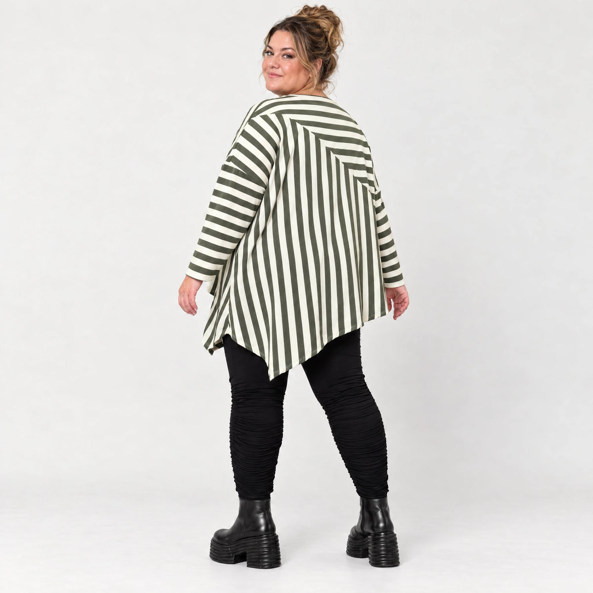 Langarmshirt in Creme/Dunkelgrün mit asymmetrischem Zipfelsaum aus weichem Stretchjersey