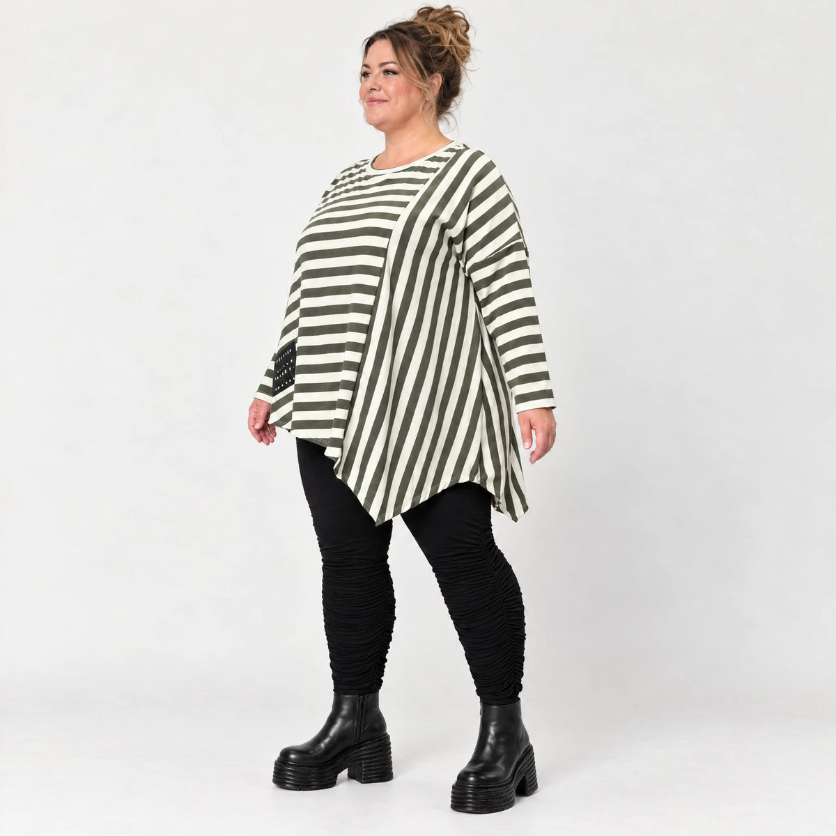 Langarmshirt in Creme/Dunkelgrün mit asymmetrischem Zipfelsaum aus weichem Stretchjersey