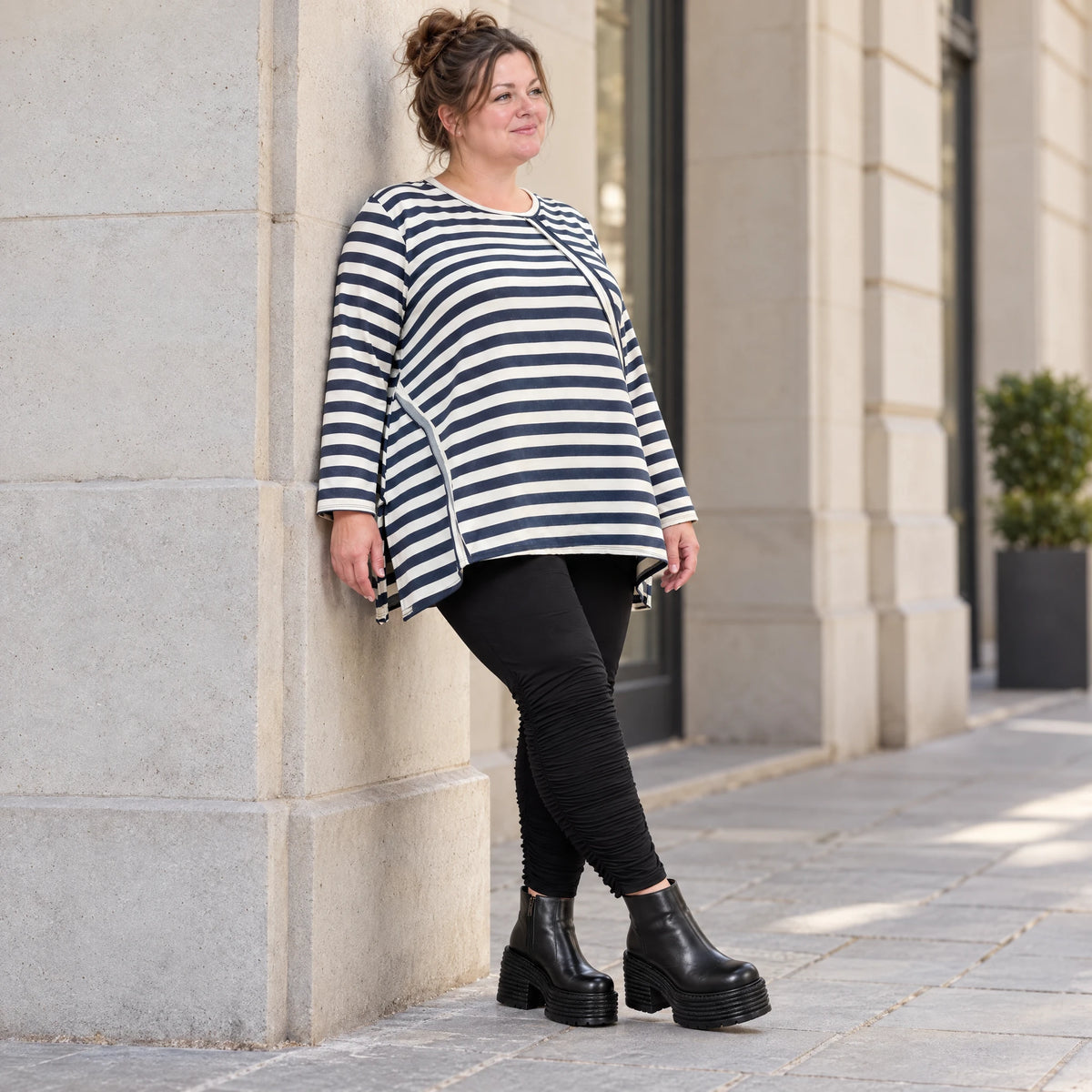 Langarmshirt in Creme/Dunkelblau mit A-Linie aus weichem Stretchjersey und Schlitzen