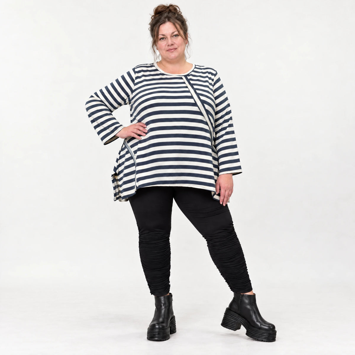 Langarmshirt in Creme/Dunkelblau mit A-Linie aus weichem Stretchjersey und Schlitzen