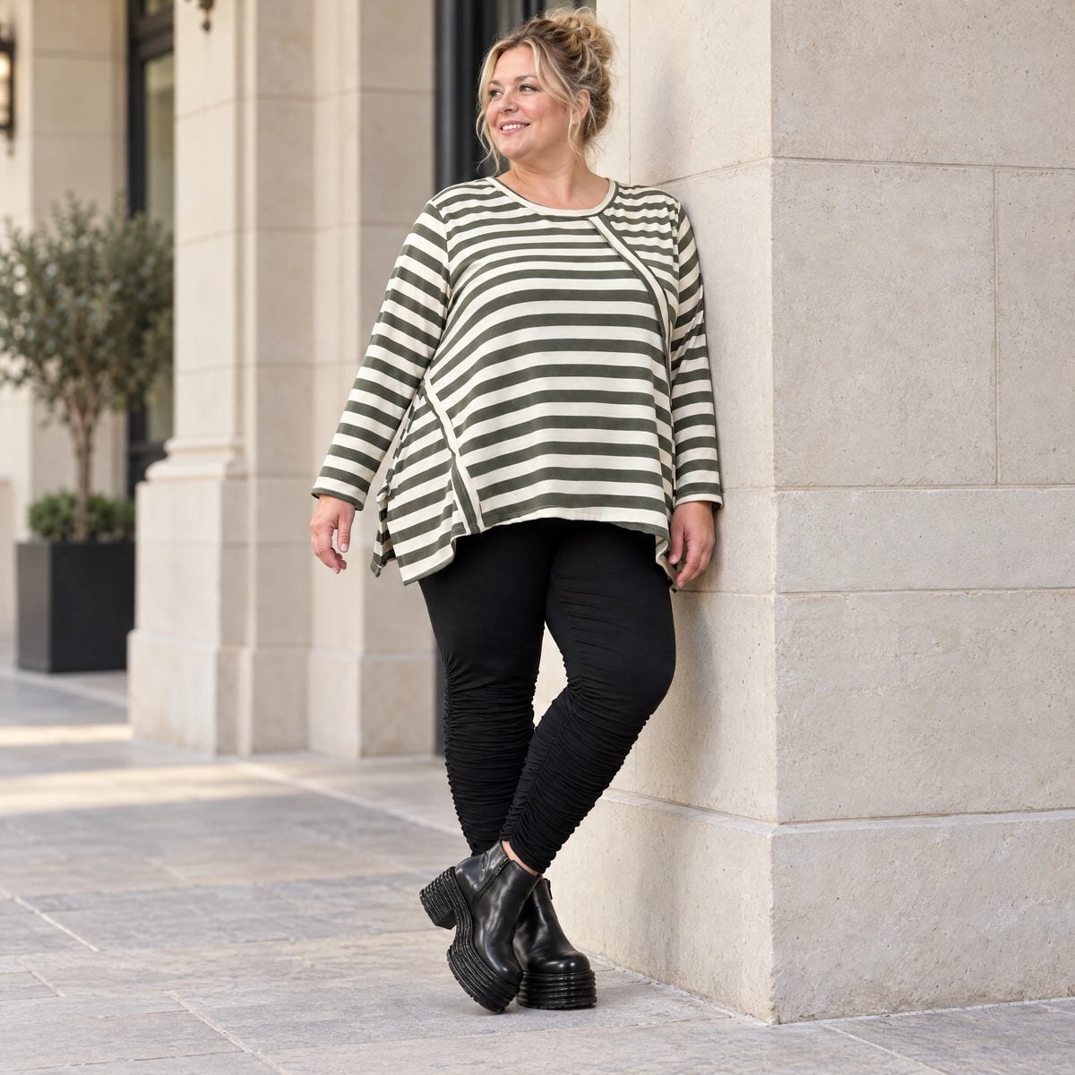 Langarmshirt in Creme/Dunkelgrün mit A-Linie aus warmem Stretchjersey und Faltennahtmuster