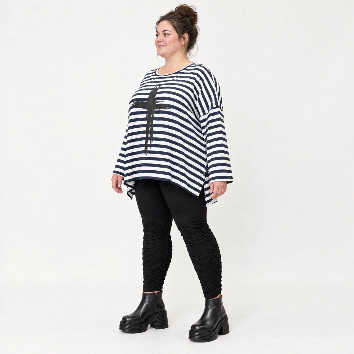 Langarmshirt in Dunkelblau/Weiß aus weichem Stretchjersey in A-Linie mit Seitenschlitzen