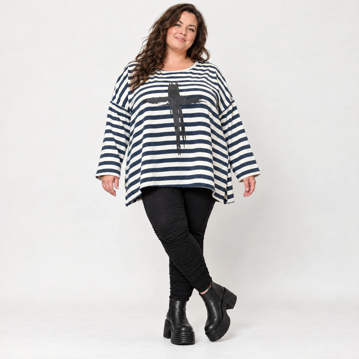Langarmshirt in A-Linie aus Stretchjersey in Creme/Dunkelblau mit seitlichen Schlitzen