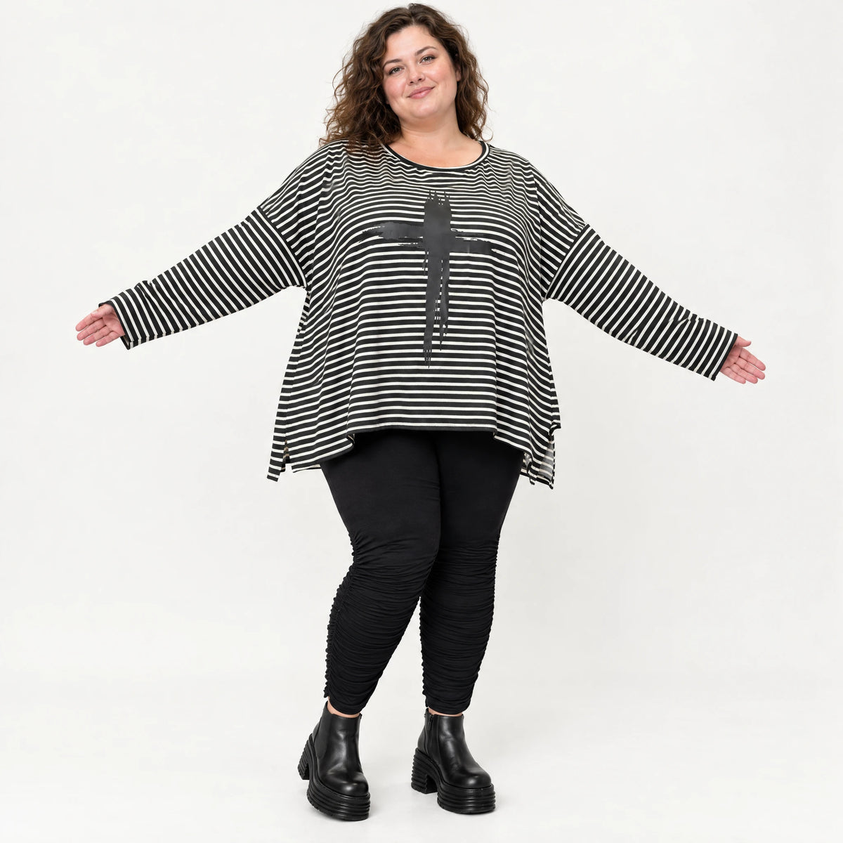 Langarmshirt in Schwarz/Weiß aus Stretchjersey mit A-Linie und seitlichen Schlitzen