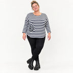 Shirt in Dunkelblau/Weiß aus weichem Stretchjersey mit 7/8-Arm und gerundeter Schnittform