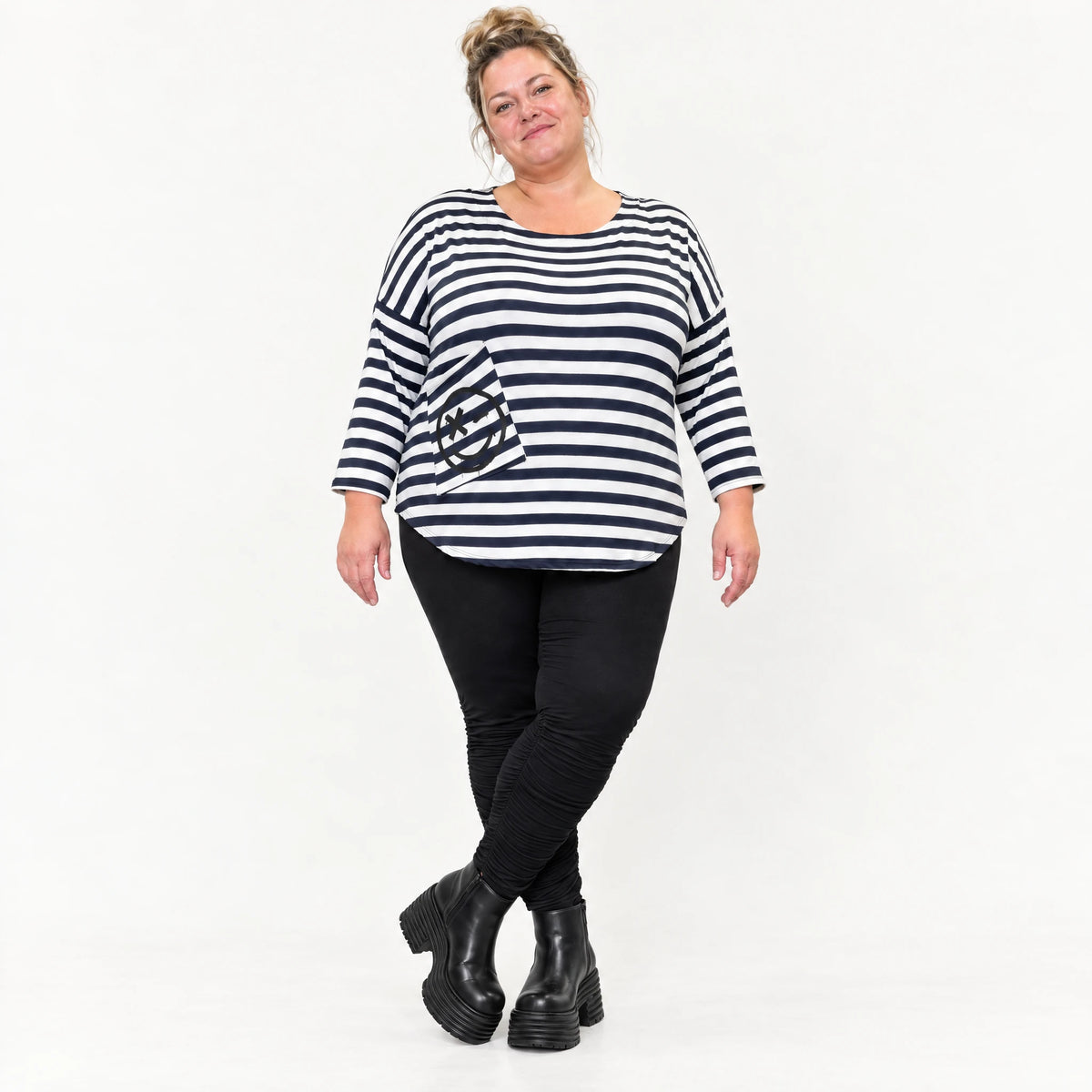 Shirt in Dunkelblau/Weiß aus weichem Stretchjersey mit 7/8-Arm und gerundeter Schnittform