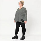 Langarmshirt in Schwarz/Weiß mit kastigem Schnitt und V-Ausschnitt aus Stretchjersey