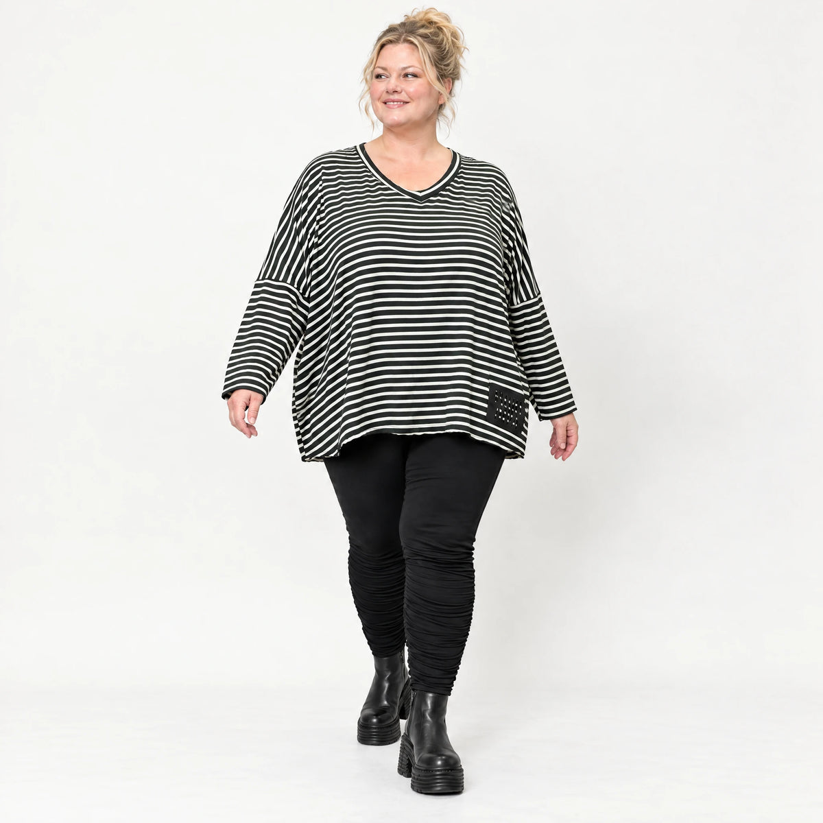 Langarmshirt in Schwarz/Weiß mit kastigem Schnitt und V-Ausschnitt aus Stretchjersey