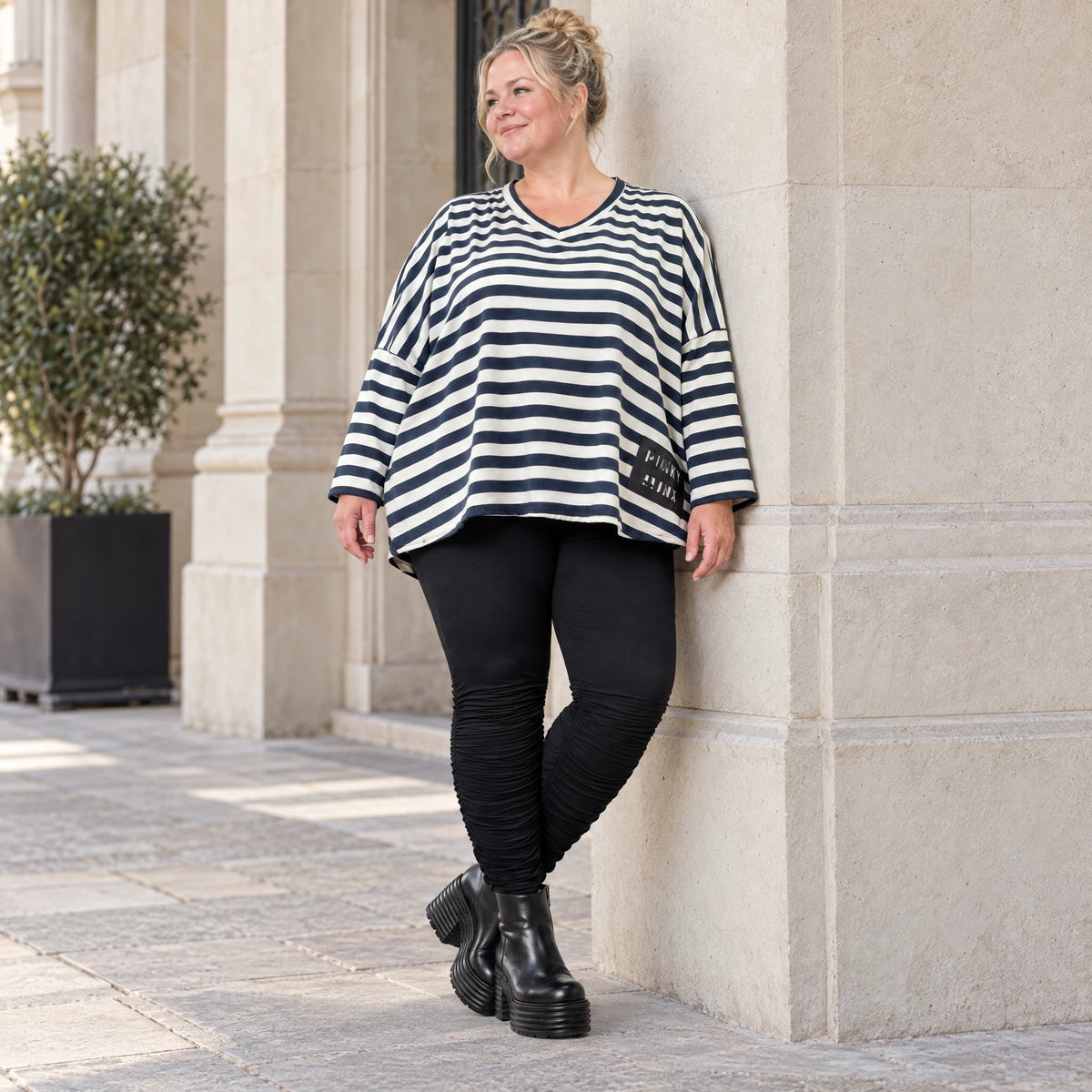 Kastiges Langarmshirt aus weichem Stretchjersey in Creme/Dunkelblau mit V-Ausschnitt