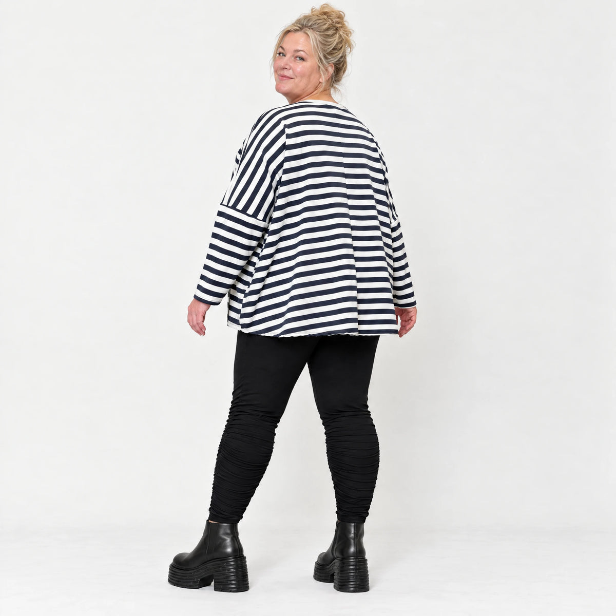 Langarmshirt in Dunkelblau/Weiß aus weichem Jersey mit V-Ausschnitt und kastiger Passform
