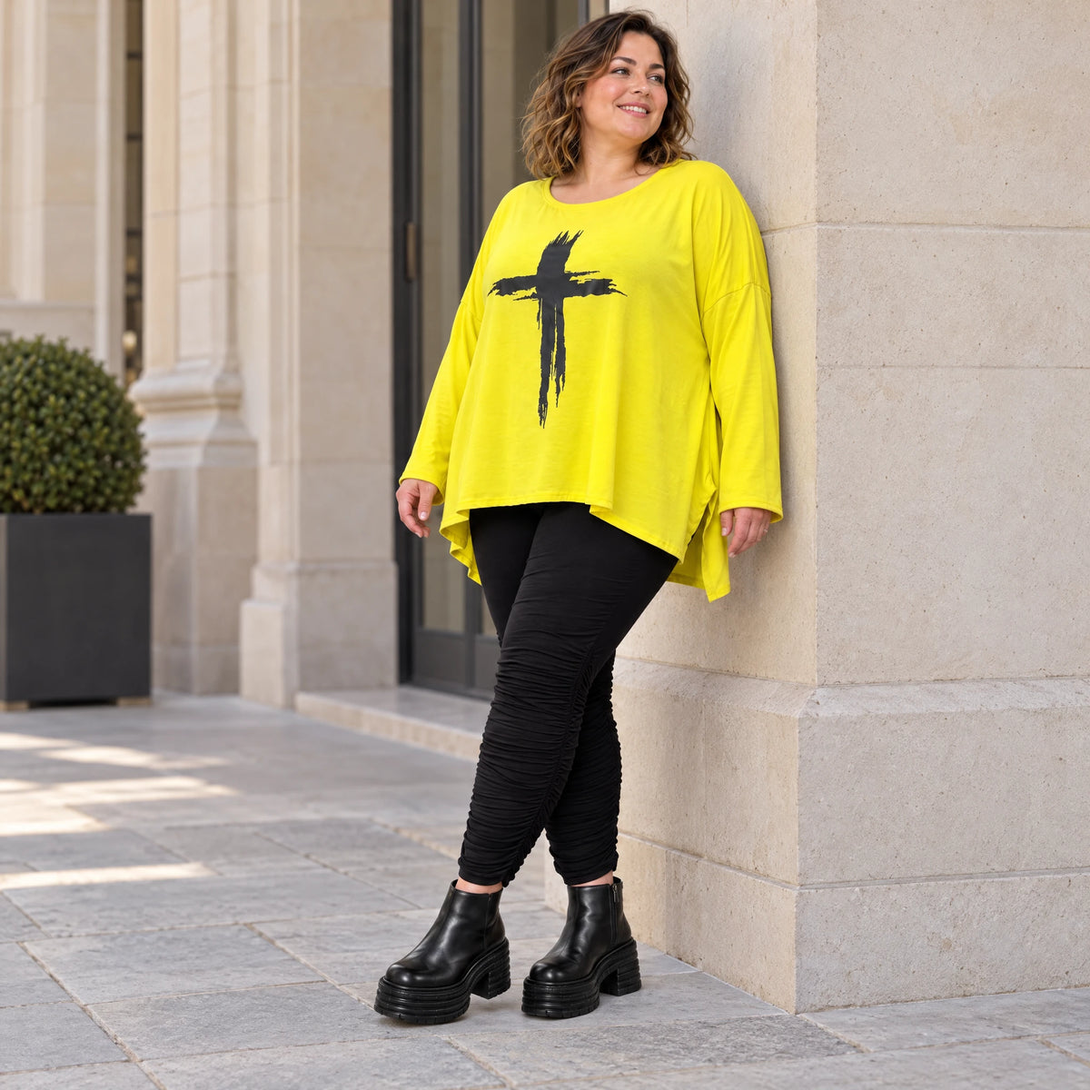 Langarmshirt in strahlendem Gelb aus weichem italienischem Stretchjersey mit A-Linie