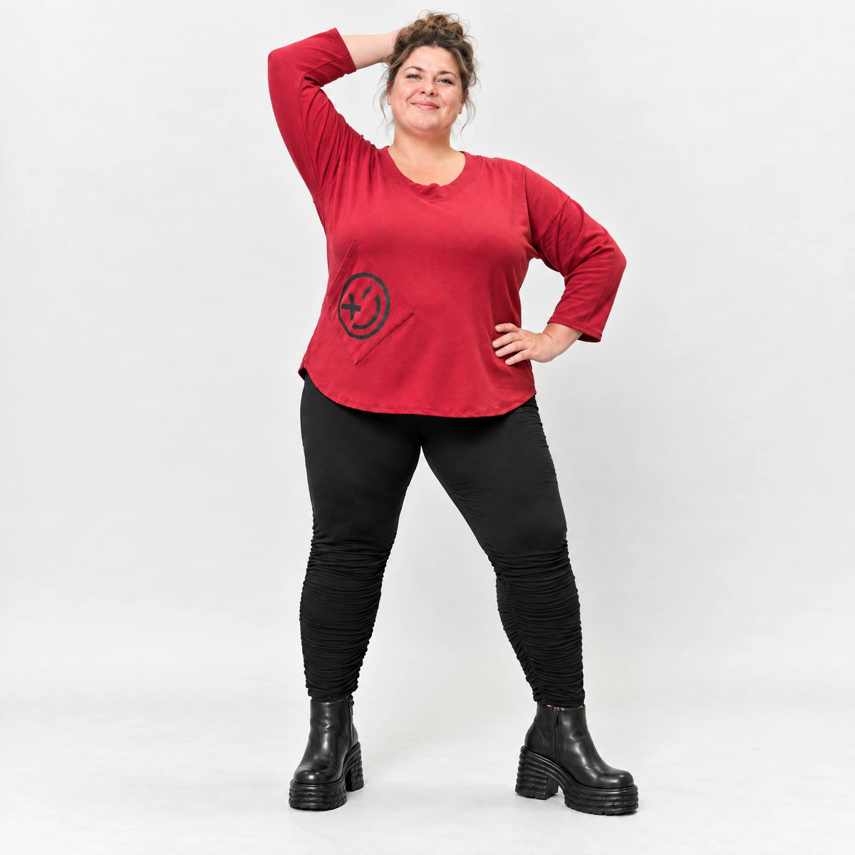 Rotes Shirt aus Stretchjersey mit Rundhalsausschnitt 7/8-Arm und aufgesetzten Taschen