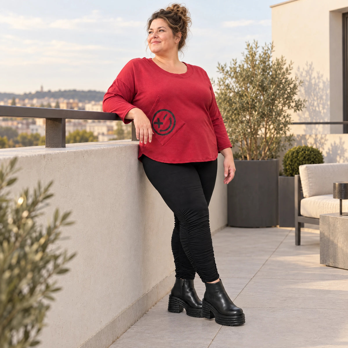 Rotes Shirt aus Stretchjersey mit Rundhalsausschnitt 7/8-Arm und aufgesetzten Taschen
