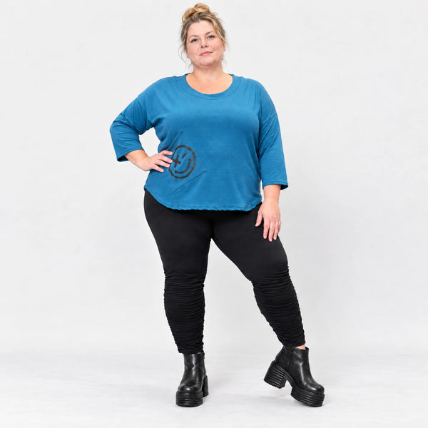 Basic Shirt in Blau aus weichem Stretchjersey mit gerundeter Schnittform und 7/8-Arm