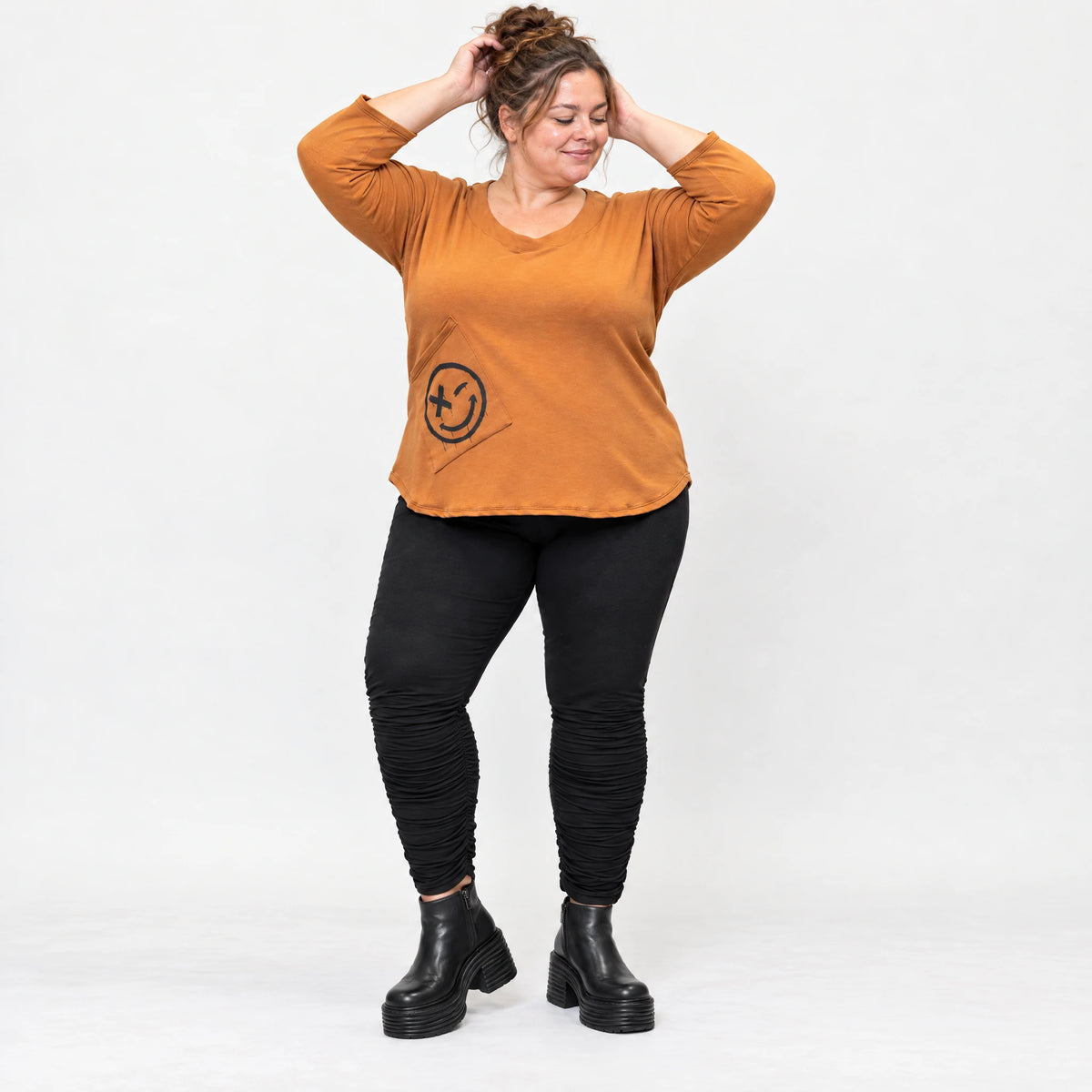Shirt aus weichem Stretchjersey in Braun mit Rundhalsausschnitt und gerundeter Schnittform