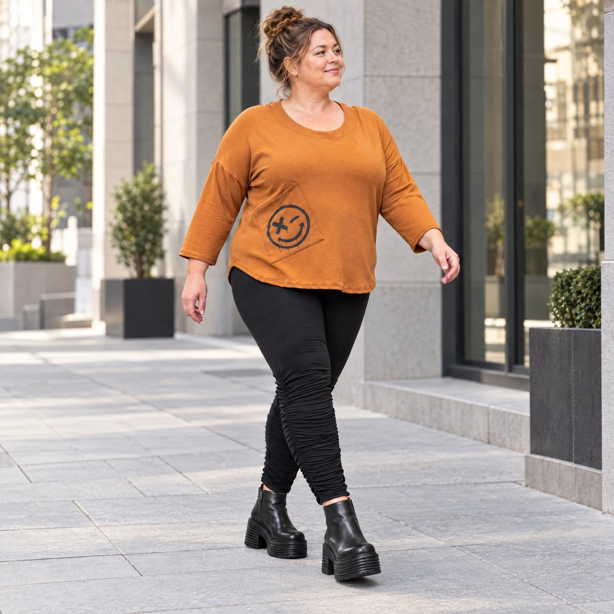 Shirt aus weichem Stretchjersey in Braun mit Rundhalsausschnitt und gerundeter Schnittform