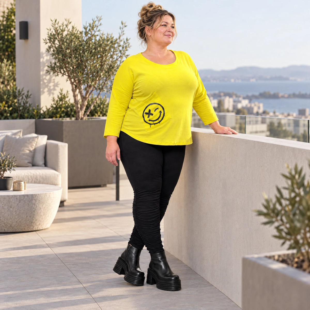 Shirt in leuchtendem Gelb aus weichem Stretchjersey mit Rundhalsausschnitt und 7/8-Arm